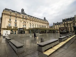 Lagi, Aktivis Lingkungan Lemparkan Sup ke Lukisan Gauguin di Paris Lagi, Aktivis Lingkungan Lemparkan Sup ke Lukisan Gauguin di Paris