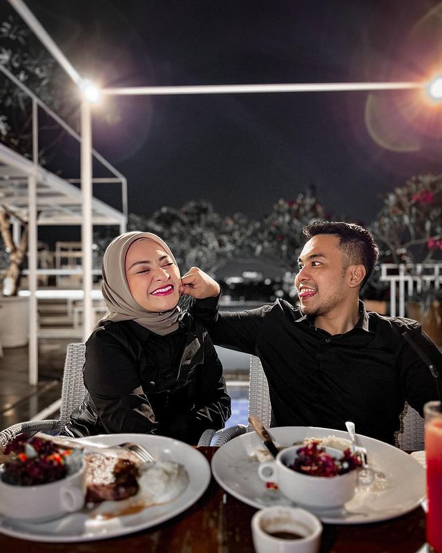 Nathalie Holscher dan Faris