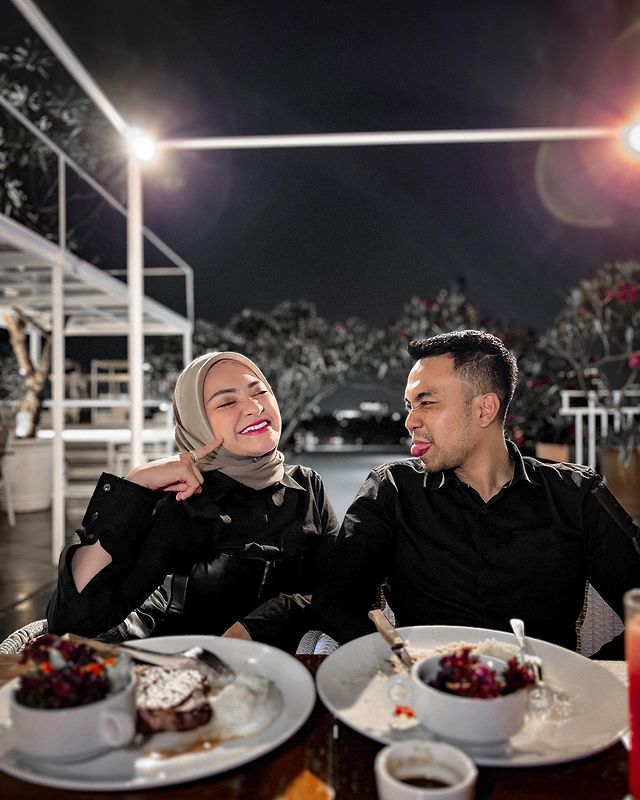Nathalie Holscher dan Faris