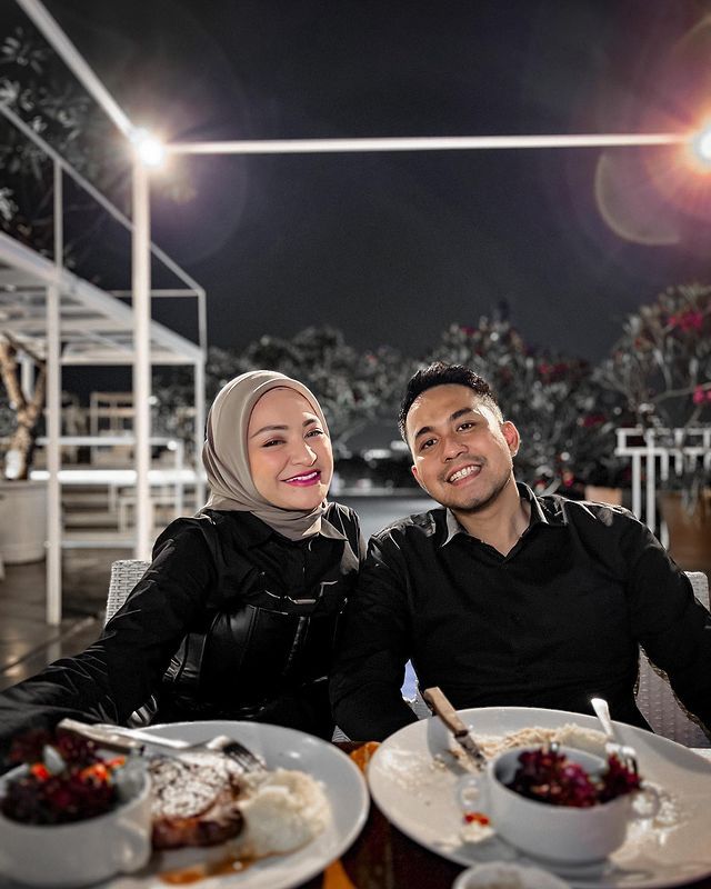 Nathalie Holscher dan Faris
