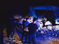 2 Operator Alat Berat Tewas Tertimpa Longsor Tambang Batu di Serang