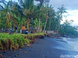 Remaja 15 Tahun Hilang Terseret Ombak Pantai Cacalan Banyuwangi