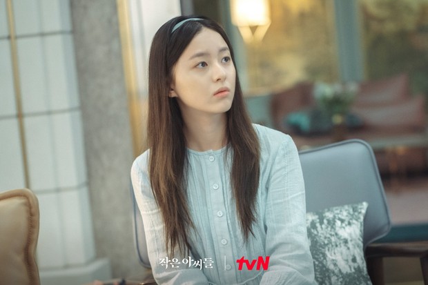 Park Ji Hu memerankan Oh In Hye yang tenang dan misterius./twitter.com/CJnDrama Park Ji Hy berhasil menumbuhkan kekuatan misterius dan tenang dalam karakter In Hye yang diperankannya.