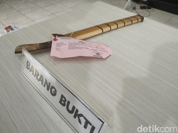 Penampakan Barbuk Ayah Bunuh Anak di Depok: Golok-Seragam SD Berlumur Darah