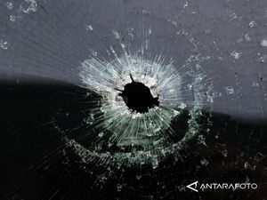 Penampakan Lubang Peluru Nyasar Oknum Polisi Tewaskan Pemobil di Pontianak Penampakan Lubang Peluru Nyasar Oknum Polisi Tewaskan Pemobil di Pontianak
