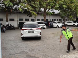 Penampakan Penyidik Bareskrim Polri Datangi PT Afi Farma Kediri