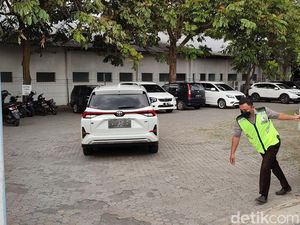 Penampakan Penyidik Bareskrim Polri Datangi PT Afi Farma Kediri Penampakan Penyidik Bareskrim Polri Datangi PT Afi Farma Kediri