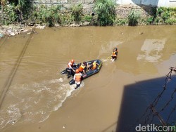 Pencarian Kakek Hanyut di Sungai Cikapundung Bandung Dilanjutkan