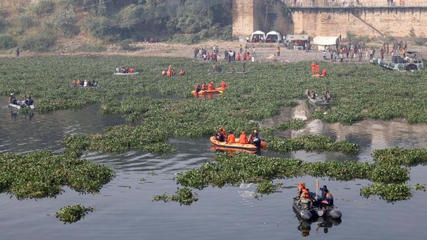 Pencarian Korban Jembatan Ambruk di India Masih Dilakukan