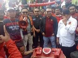 Suporter Rayakan HUT PSM ke-107 di Monumen Mandala Bersama Sadikin-Appi