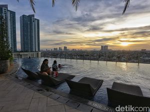 Magisnya Senja dari Infinity Pool di Barat Jakarta Magisnya Senja dari Infinity Pool di Barat Jakarta