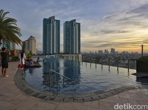 Melihat Sunset dari Ketinggian di Kawasan Glodok Melihat Sunset dari Ketinggian di Kawasan Glodok