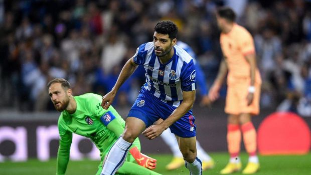 FC Porto's Iranian forward Mehdi Taremi (R) celebrates after scoring his team's first goal during the UEFA Champions League 1st round Group B football match between FC Porto and Club Atletico de Madrid at the Dragao stadium in Porto, on November 1, 2022. (Photo by MIGUEL RIOPA / AFP) (Photo by MIGUEL RIOPA/AFP via Getty Images)