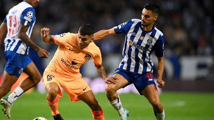 Atletico Madrids Argentinian forward Angel Correa (L) fights for the ball with FC Portos Canadian midfielder Stephen Eustaquio during the UEFA Champions League 1st round Group B football match between FC Porto and Club Atletico de Madrid at the Dragao stadium in Porto, on November 1, 2022. (Photo by MIGUEL RIOPA / AFP) (Photo by MIGUEL RIOPA/AFP via Getty Images)