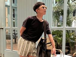 Pose Nyentrik Aming Saat Minum Kelapa dan Nongkrong di Kafe