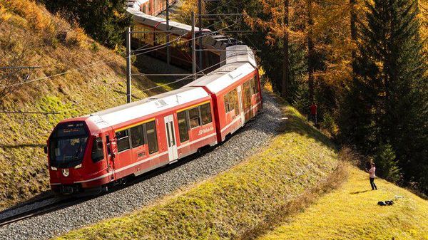 Potret Kereta Terpanjang di Dunia Meliuk-liuk di Pegunungan Swiss