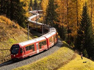 Potret Kereta Terpanjang di Dunia Meliuk-liuk di Pegunungan Swiss Potret Kereta Terpanjang di Dunia Meliuk-liuk di Pegunungan Swiss