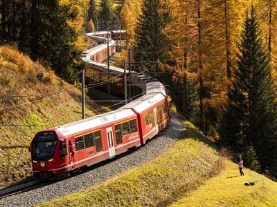 Potret Kereta Terpanjang di Dunia Meliuk-liuk di Pegunungan Swiss