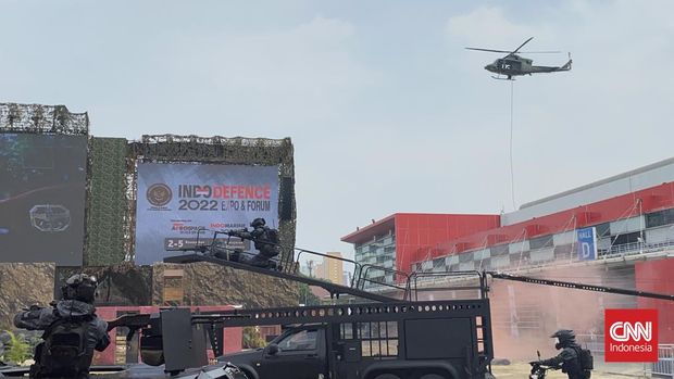 Presiden Joko Widodo dan Menteri Pertahanan Prabowo Subianto menghadiri Indodefence Expo di Jakarta International Expo, Rabu (2/11).