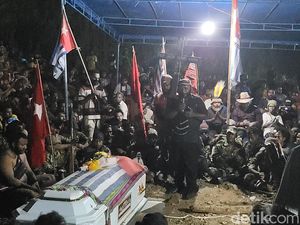 Bendera Bintang Kejora Tetap Muncul di Pemakaman Filep Karma Meski Dilarang Bendera Bintang Kejora Tetap Muncul di Pemakaman Filep Karma Meski Dilarang