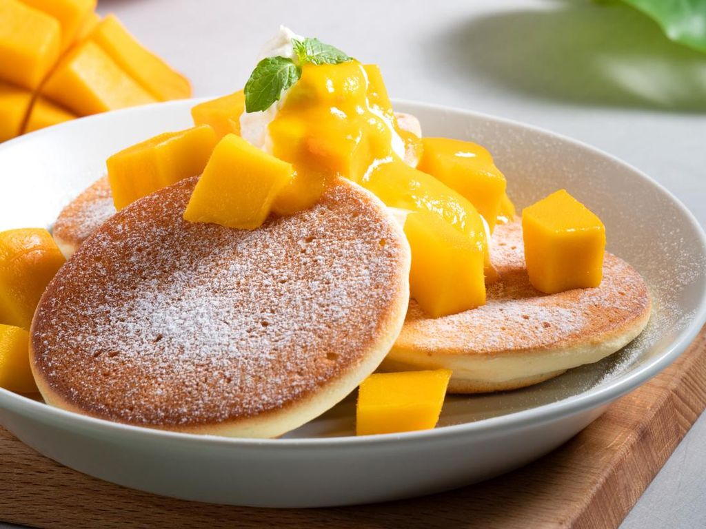 Resep Pancake Fluffy Saus Mangga yang Lembut Legit Buat Sarapan
