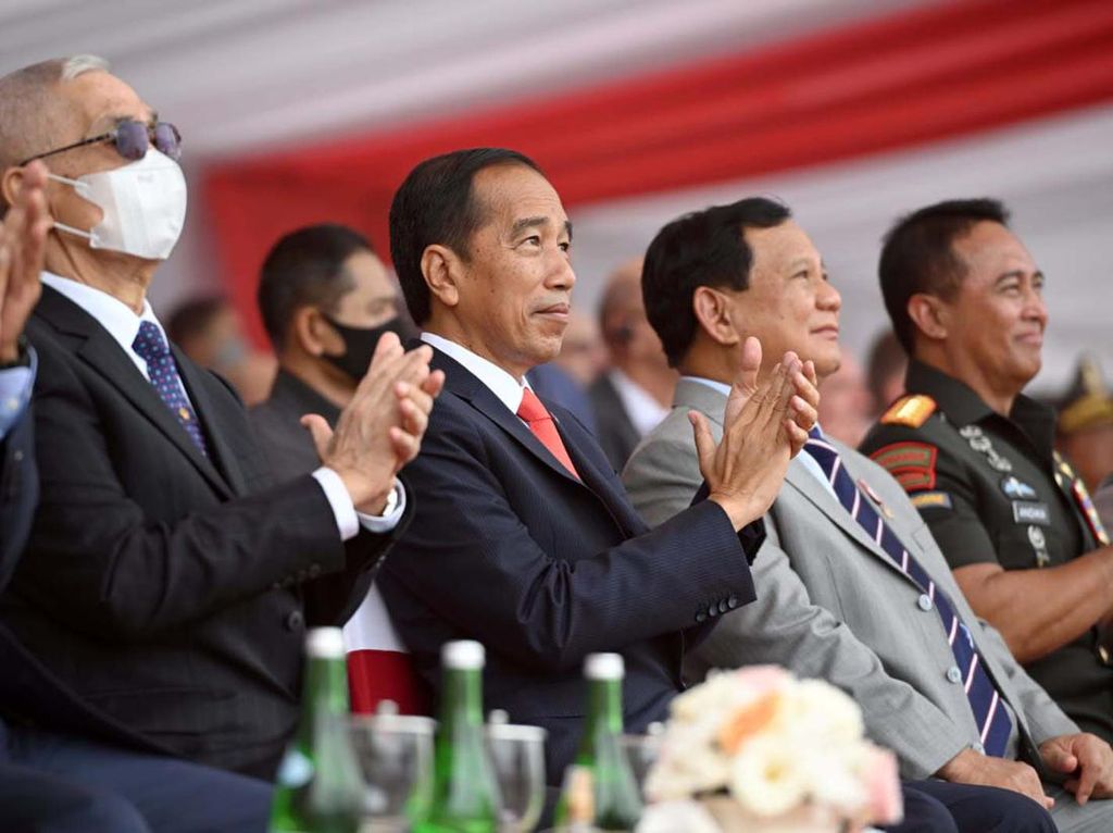Senyum Prabowo dan Tepuk Tangan Jokowi di Indo Defence 2022
