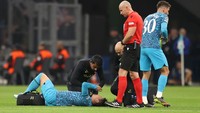 Akibat benturan tersebut, Son langsung terkapar. Foto: Tottenham Hotspur FC via Getty I/Tottenham Hotspur FC