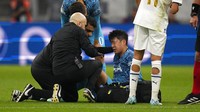 Pemain asal Korea Selatan mendapatkan perawatan lebih dulu di atas lapangan. Foto: AP/Daniel Cole