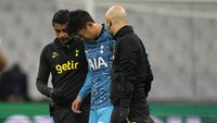 Son ditarik keluar di menit ke-29 dalam kemenangan 2-1 untuk Tottenham di markas Marseille itu. Tapi dengan Piala Dunia 2022 sudah di depan mata, terselip kekhawatiran mengenai kondisinya. Foto: AP/Daniel Cole
