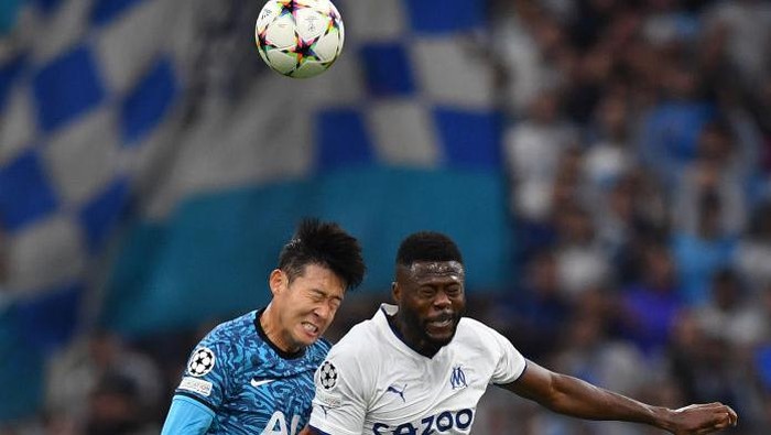Son Heung-Min MARSEILLE, FRANCE - NOVEMBER 01: Son Heung-Min of Tottenham Hotspur jumps for the ball with Chancel Mbemba of Marseille during the UEFA Champions League group D match between Olympique Marseille and Tottenham Hotspur at Orange Velodrome on November 01, 2022 in Marseille, France. (Photo by Valerio Pennicino - UEFA/UEFA via Getty Images)