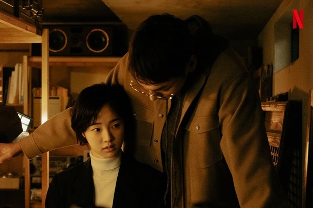 Still Cut Kang Hae Rim dan Kim Young Kwang / Foto : twitter.com/Netflixkr