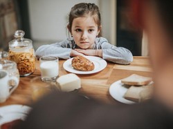 Demi Bisa Pergi Hangout, Ayah Ini Tega Biarkan Anaknya Kelaparan