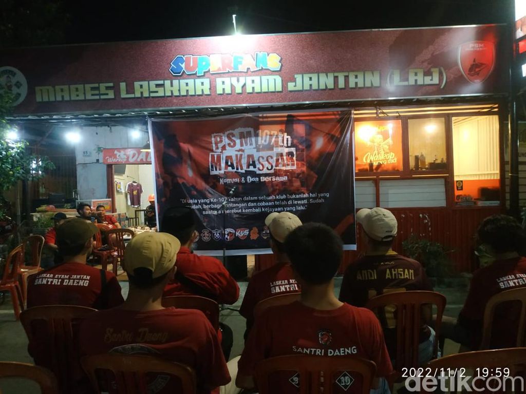 Suporter Gelar Doa Bersama di Malam Perayaan HUT PSM Makassar ke-107