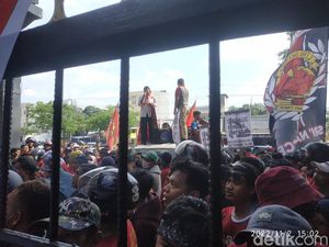 Suporter PSM Orasi di Kantor Gubernur Sulsel, Minta ASS Lanjutkan Mattoanging