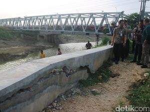 Tanggul Sungai Wulan Kudus Retak 10 Meter, Warga Waswas Banjir Tanggul Sungai Wulan Kudus Retak 10 Meter, Warga Waswas Banjir