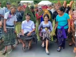 Viral! Pengantin di Karangasem Didorong Pakai Gerobak Saat Ngidih