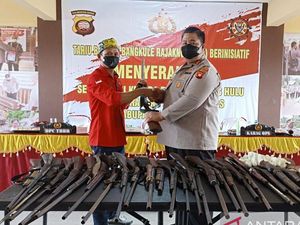 Pasukan Merah Suku Dayak Serahkan 27 Senpi Ilegal ke Polisi Pasukan Merah Suku Dayak Serahkan 27 Senpi Ilegal ke Polisi