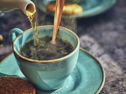 Ini 4 Tips Menyeduh Teh Tubruk Agar Rasanya Seenak Teh Angkringan