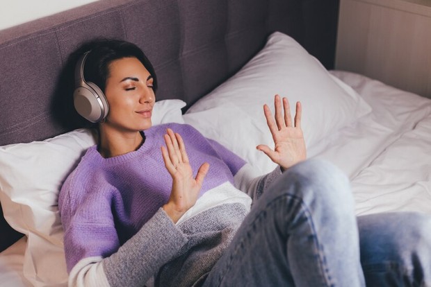 Mendengarkan lagu-lagu dengan tempo lambat sebelum tidur membuat pikiran serta tubuh lebih rileks.