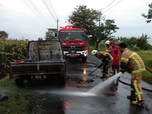 Mobil Angkut Daging Ayam Terbakar di Wanglu Klaten gegara Korsleting