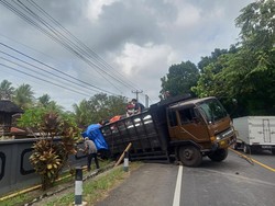 Truk Angkut Tepung Hantam Pagar Rumah Warga di Jembrana