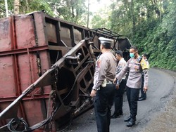 Truk Terguling di Gumitir, Jalur Jember-Banyuwangi Tersendat