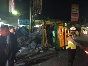 Truk Bermuatan Batako Terguling di Secang Magelang