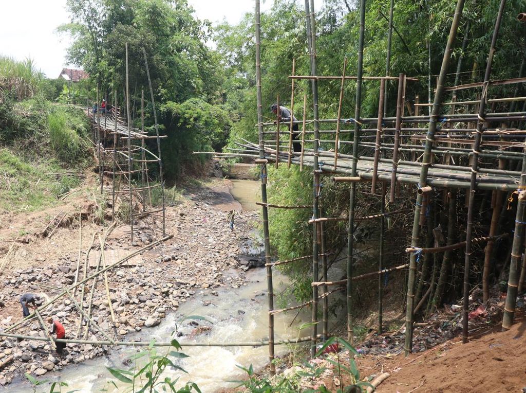 Usai Diterjang Arus, Jembatan Bambu di Kediri Ini Kembali Diperbaiki Warga
