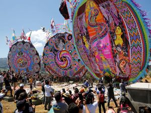 Warna-warni Layang-layang Raksasa Peringati Hari Kematian di Guatemala