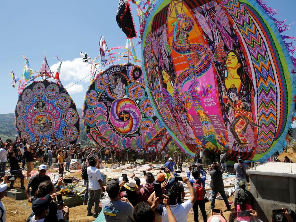 Warna-warni Layang-layang Raksasa Peringati Hari Kematian di Guatemala Warna-warni Layang-layang Raksasa Peringati Hari Kematian di Guatemala