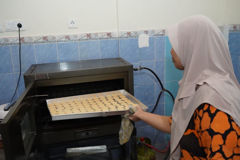 Salah satunya adalah wingko kriuk. Jajanan ini merupakan wingko krispi yang dibuat oleh Yuaningsih.