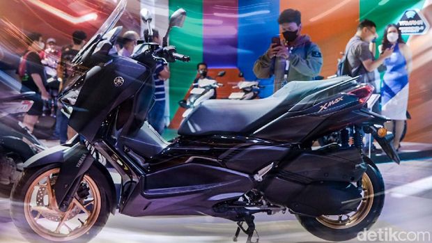 Yamaha XMAX Connected diluncurkan pada pameran IMOS 2022 di JCC, Jakarta. Skutik premium ini dipasarkan seharga Rp 66 juta OTR Jakarta.