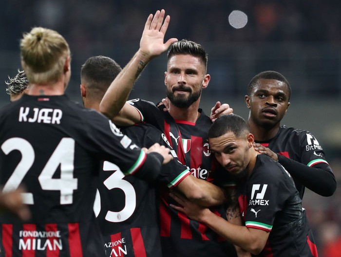 MILAN, ITALY - NOVEMBER 02: Olivier Giroud of AC Milan celebrates with teammates after scoring their teams first goal during the UEFA Champions League group E match between AC Milan and FC Salzburg at Giuseppe Meazza Stadium on November 02, 2022 in Milan, Italy. (Photo by Marco Luzzani/Getty Images)