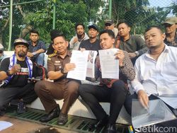 Aremania Luruk Kejati Jatim, Minta Rekonstruksi Ulang hingga Tersangka Lain